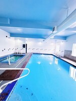Una piscina techada, una piscina al aire libre