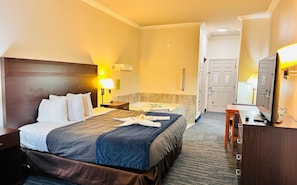 Premium bedding, desk, laptop workspace, iron/ironing board - Quality Inn Ocean Shores (Ocean Shores)