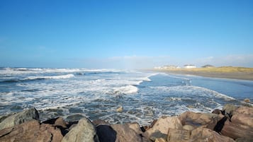 På stranden