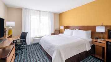 Edredón, escritorio y espacio para trabajar con laptop