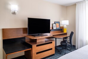 Down comforters, desk, laptop workspace, blackout drapes - Garner Hotel Macon West by IHG (Macon)