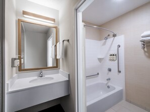 Combined shower/bathtub, hair dryer, towels - Garner Hotel Macon West by IHG (Macon)