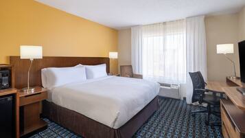 Suite, 1 cama King size y sofá cama | Edredón, escritorio y espacio para trabajar con laptop
