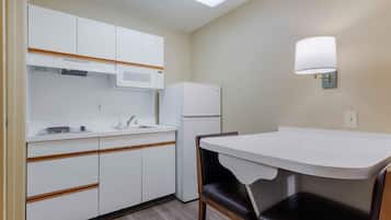 Estudio, 1 cama Queen size, para no fumadores | Cocina privada | Cafetera y tetera, refrigerador con congelador y microondas