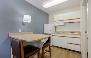 Cafetera/tetera, refrigerador con freezer, microondas, placa de cocina