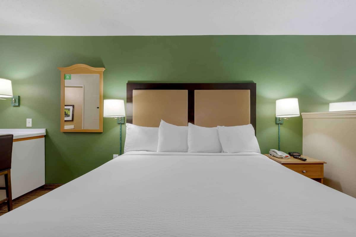 Estudio superior, 1 cama King size, para no fumadores | Escritorio, tabla de planchar con plancha, wifi gratis y ropa de cama