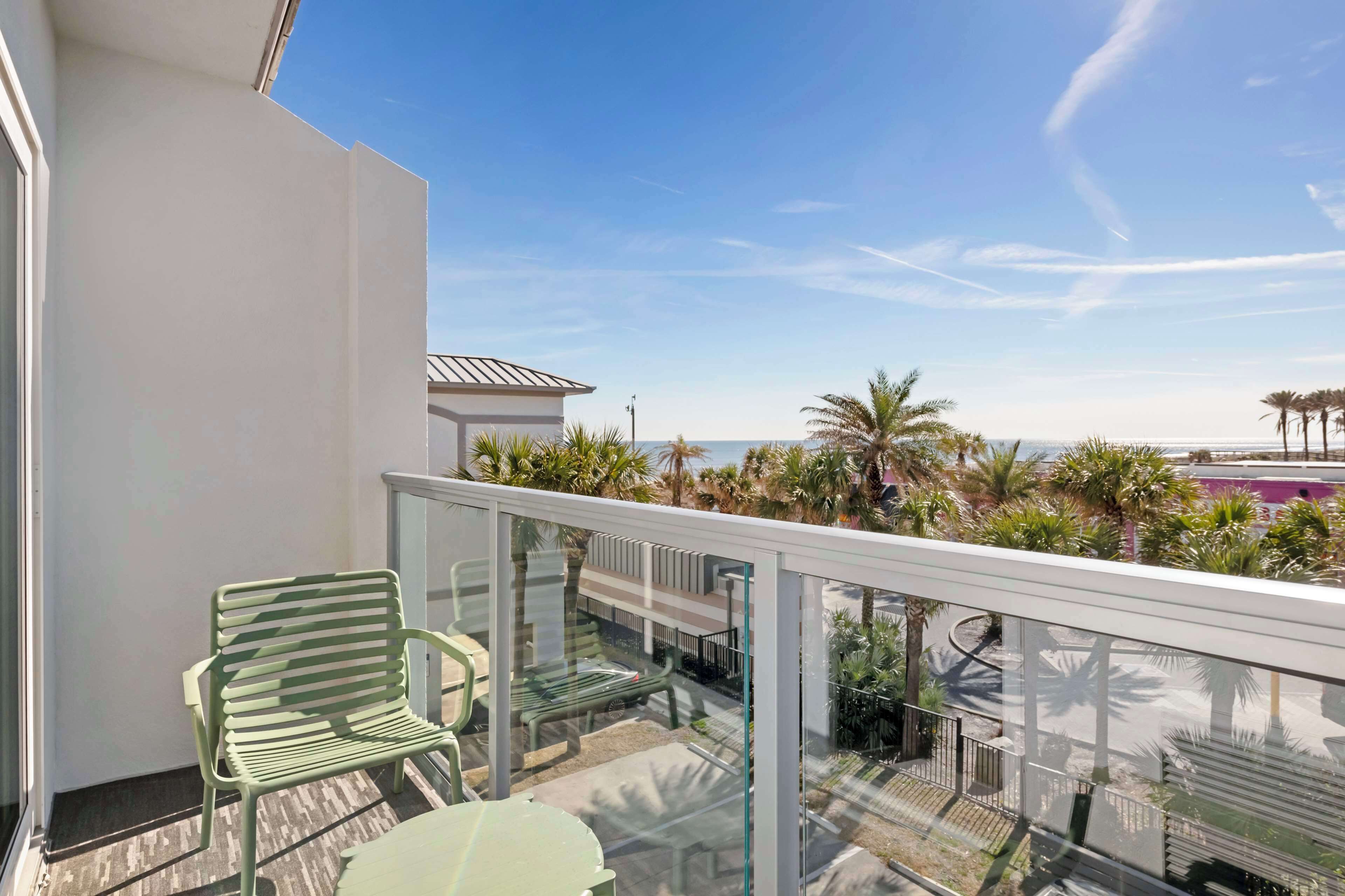 高档床上用品、加厚床垫、客房内保险箱、办公桌