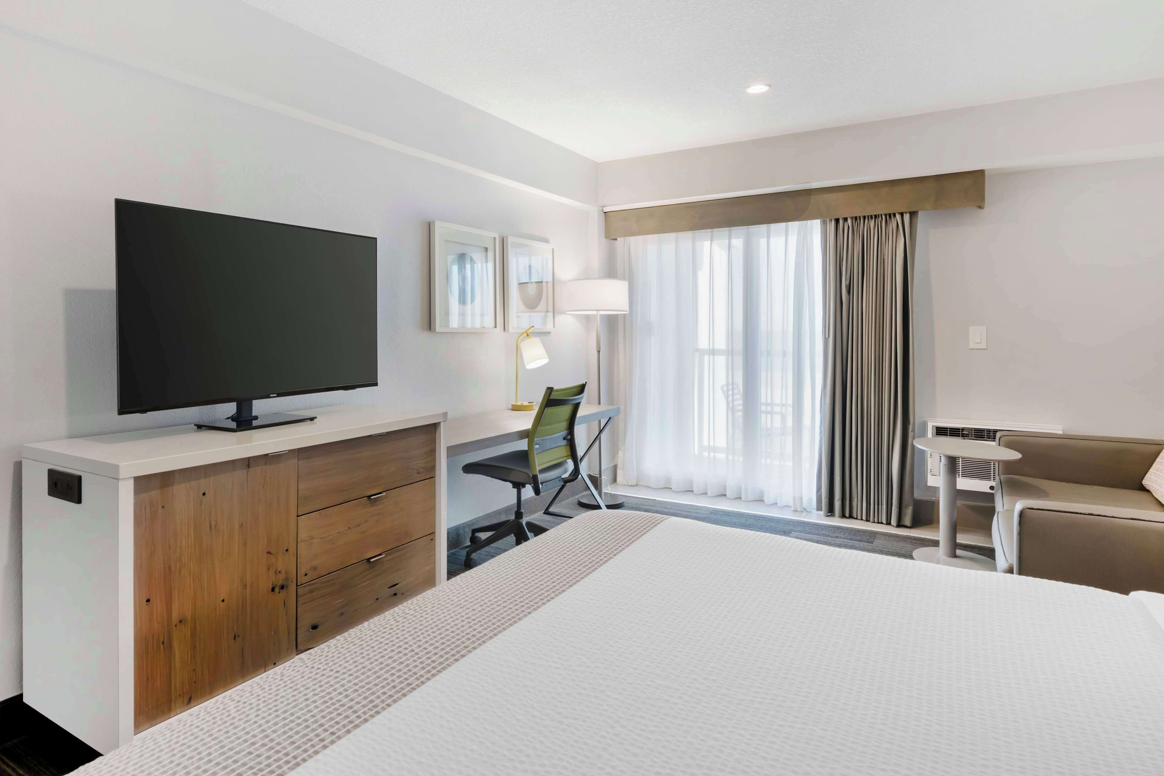 standard room, 1 king bed, balcony, oceanfront (with sofabed) | premium bedding, pillow-top beds, in-room safe, desk