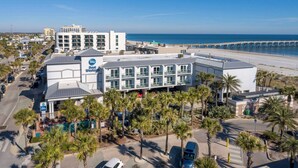 Um hotel Best Western com design moderno, situado perto de uma praia com um cais.