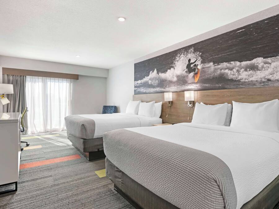Standaard kamer, 2 queensize bedden, niet-roken, koelkast en magnetron | Luxe beddengoed, pillowtop-bedden, een kluis op de kamer, een bureau