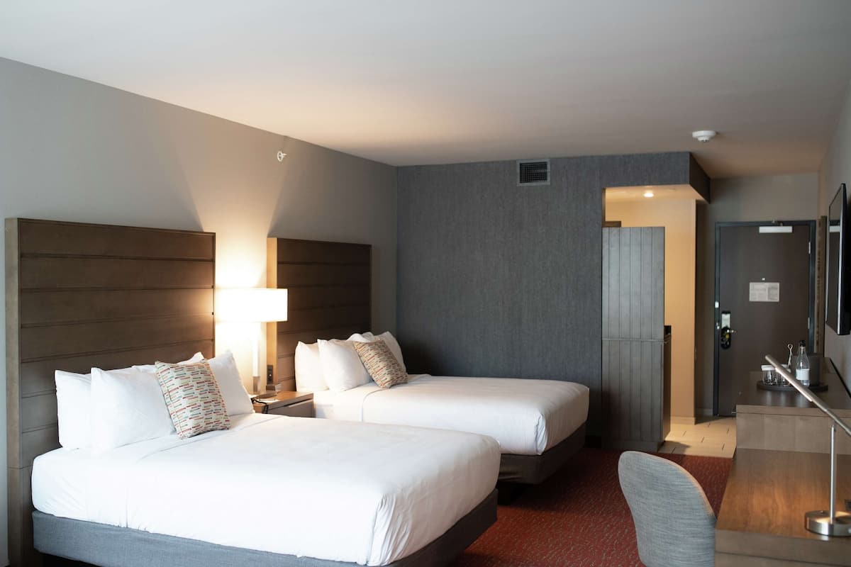 Studio Suite, 2 giường cỡ queen | Bàn, khu vực làm việc phù hợp cho laptop, bàn ủi/dụng cụ ủi quần áo