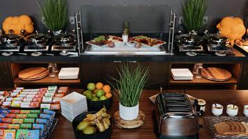 Se ofrece un desayuno completo todos los días (por un coste adicional)