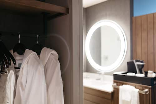 Habitación, 2 camas Queen size | Baño | Amenidades de baño gratuitas, secadora de cabello, batas, pantuflas