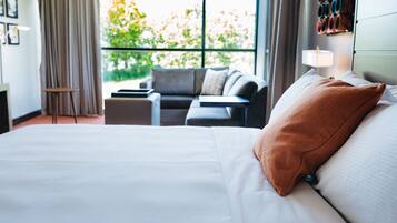 Studio Suite, 1 King Bed, Corner | Desk, laptop workspace, iron/ironing board, free WiFi