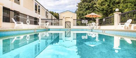 Piscine extérieure (ouverte en saison)