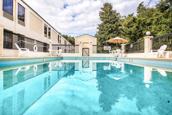 Piscine extérieure (ouverte en saison)