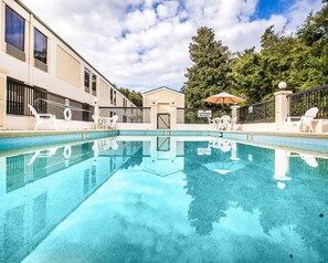 Una piscina al aire libre de temporada