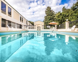 Piscine extérieure (ouverte en saison)