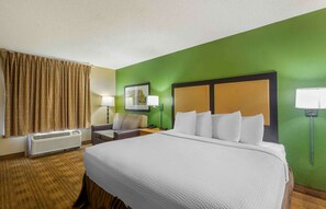 Deluxe Studio, 1 King Bed with Sofa bed, Non Smoking | Desk, free WiFi, bed sheets