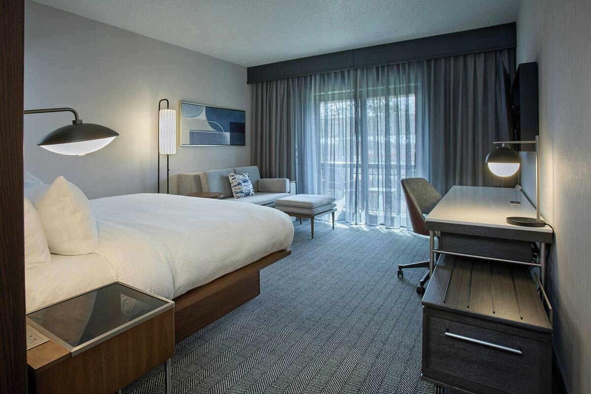 premium bedding, down duvets, in-room safe, desk