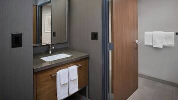 Ensemble douche/baignoire, articles de toilette gratuits, sèche-cheveux