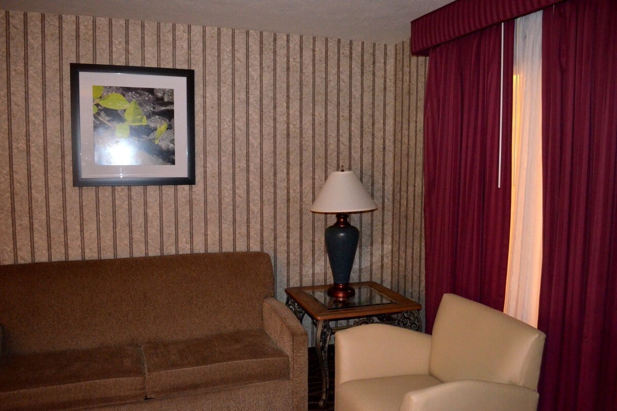 Living area | 40-inch LCD TV with digital channels