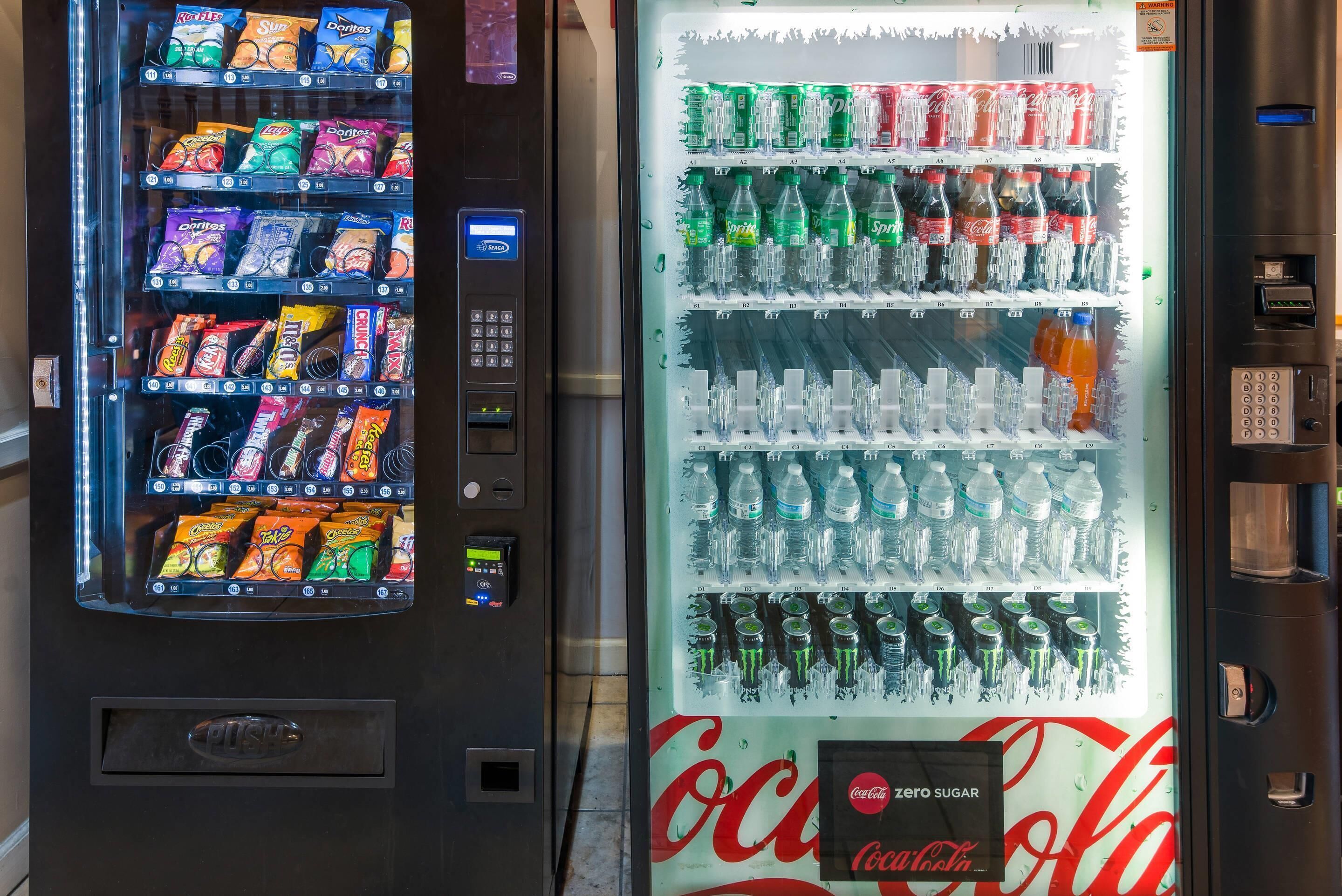 Un distributeur automatique de collations et de boissons gazeuses.