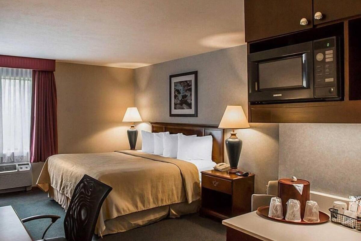 Schreibtisch, laptopgeeigneter Arbeitsplatz, Bügeleisen/Bügelbrett