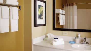 Combined shower/tub, free toiletries, hair dryer, towels