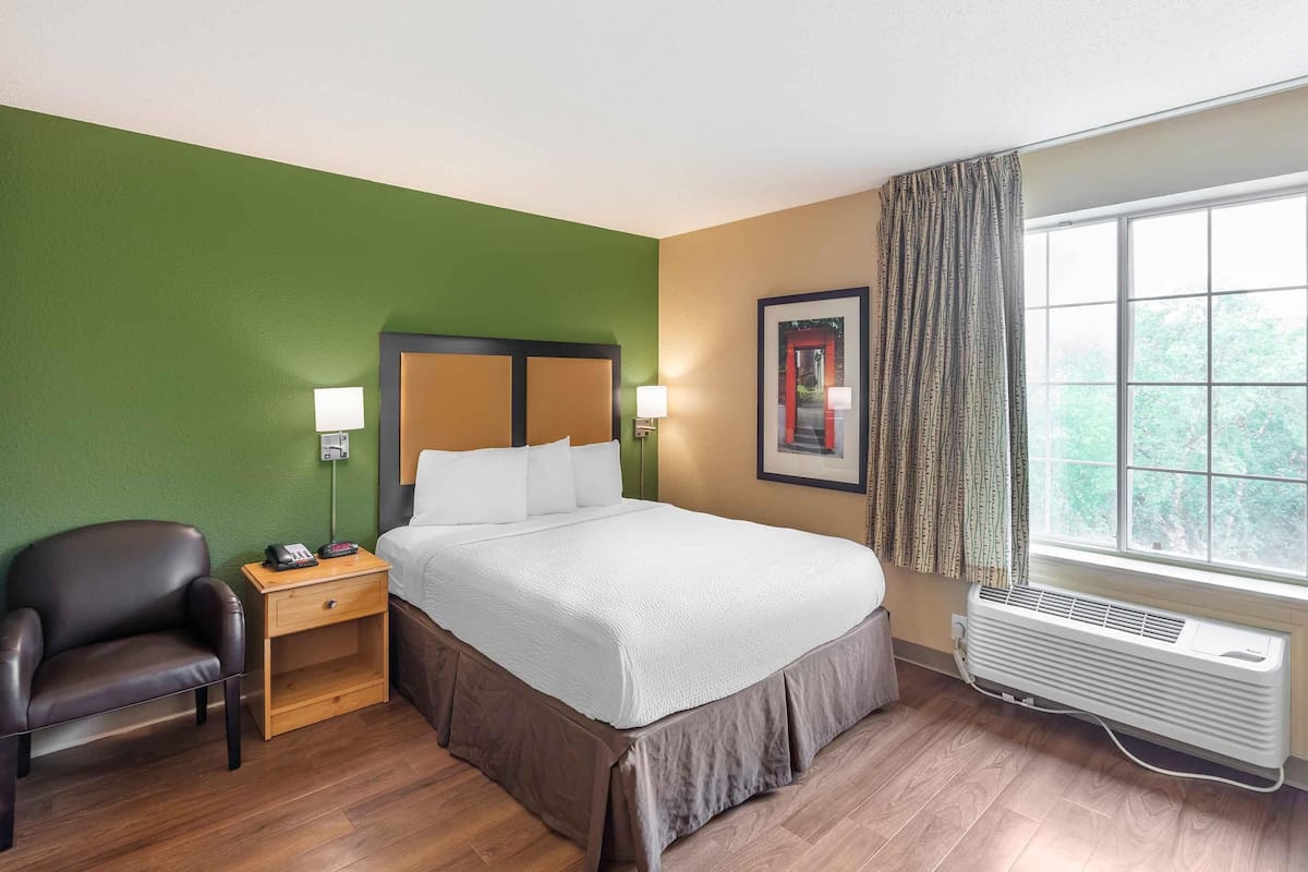 Estúdio, 1 cama Queen, para não fumantes | Escrivaninha, ferros/tábuas de passar roupa, Wi-Fi de cortesia