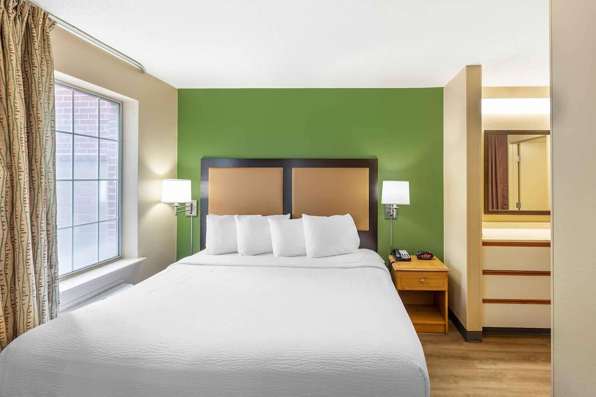 Estúdio luxo, 1 cama King e sofá-cama, para não fumantes | Escrivaninha, ferros/tábuas de passar roupa, Wi-Fi de cortesia