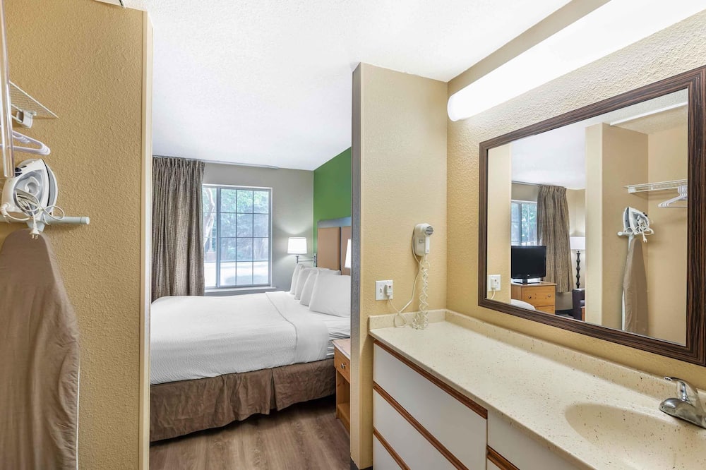 Studio 6 Extended Stay Milwaukee Brookfield WI