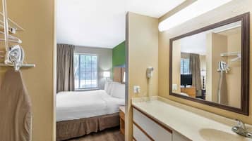 Combined shower/tub, free toiletries, hair dryer, towels