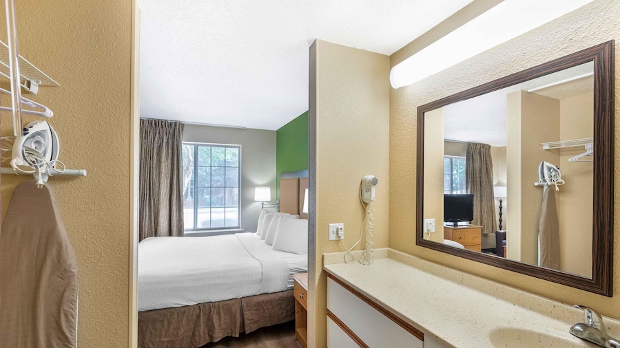 Extended Stay America Suites Milwaukee Brookfield