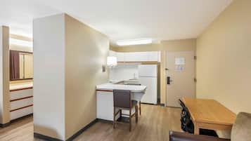 Escritorio, tabla de planchar con plancha, wifi gratis y ropa de cama