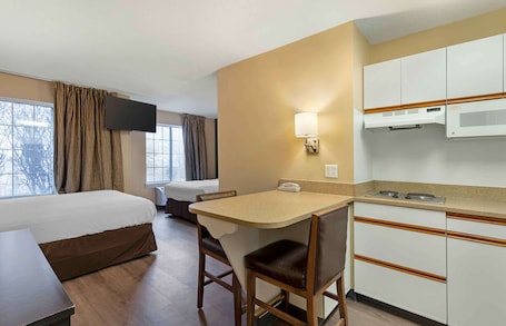 Escritorio, wifi gratis y ropa de cama