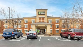 Welcome to Extended Stay America, where guests can enjoy easy access to parking and a convenient entrance.