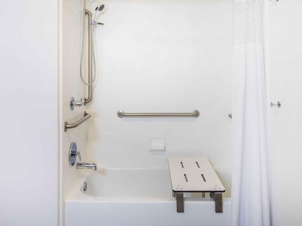 Baño | Ducha y bañera combinadas y artículos de higiene personal gratuitos