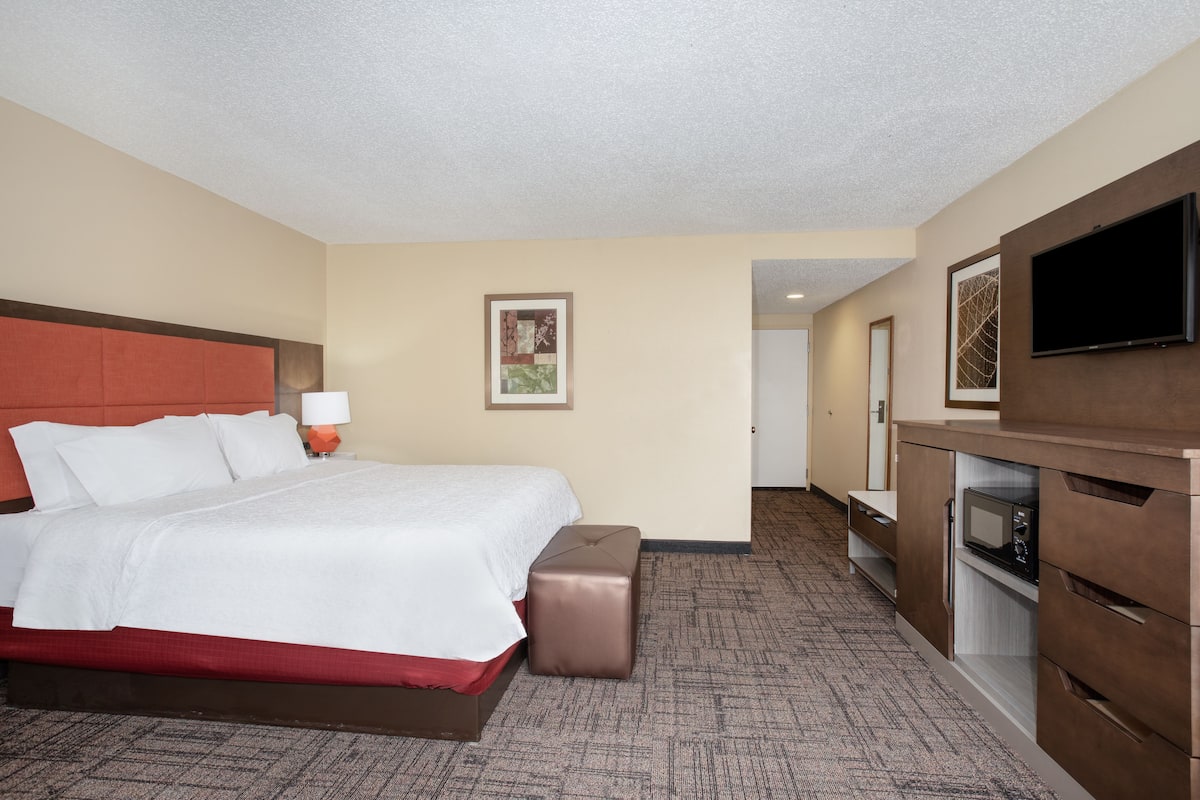 Room, 1 King Bed, Non Smoking | Premium bedding, pillowtop beds, in-room safe, individually decorated