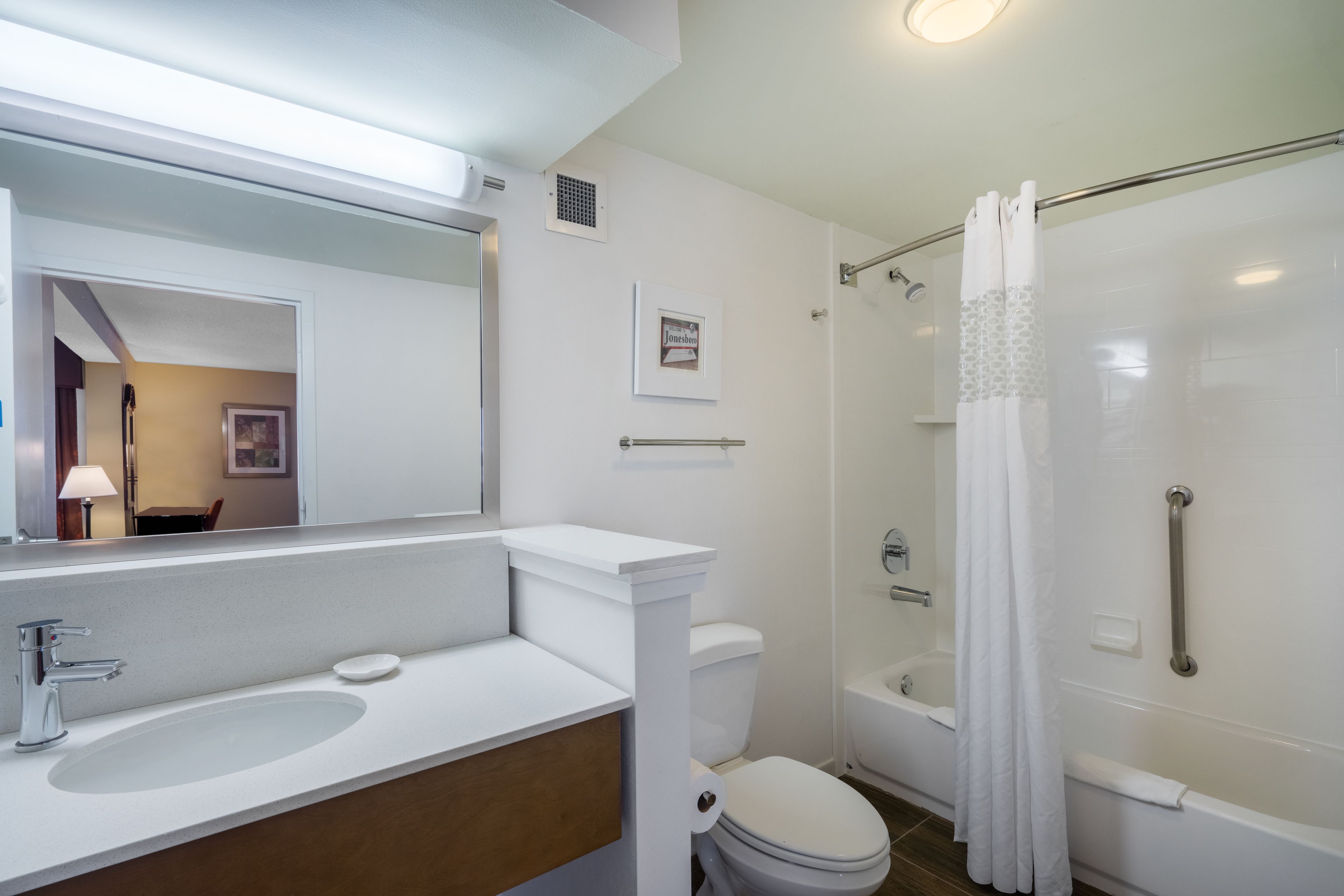 suite, 1 king bed, non smoking | bathroom | combined shower/bathtub, free toiletries, hair dryer, towels