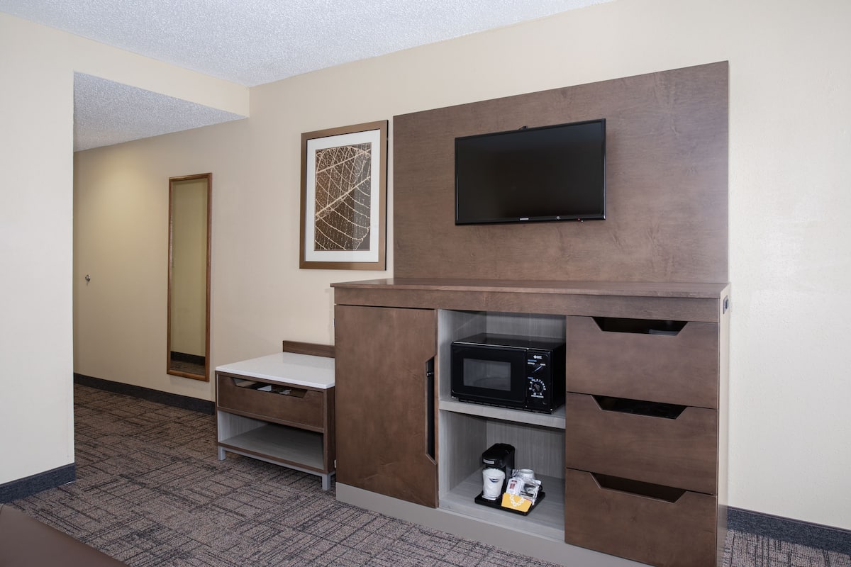 room, 1 king bed, non smoking | premium bedding, pillow-top beds, in-room safe, individually decorated