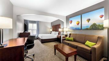 Suíte, 1 cama King e sofá-cama, para não fumantes | Roupas de cama premium, camas com colchões pillow-top, escrivaninha