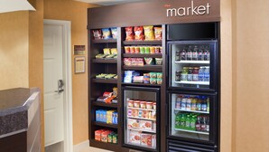 Espaço com máquinas de venda automática de lanches e bebidas, com diversas marcas.