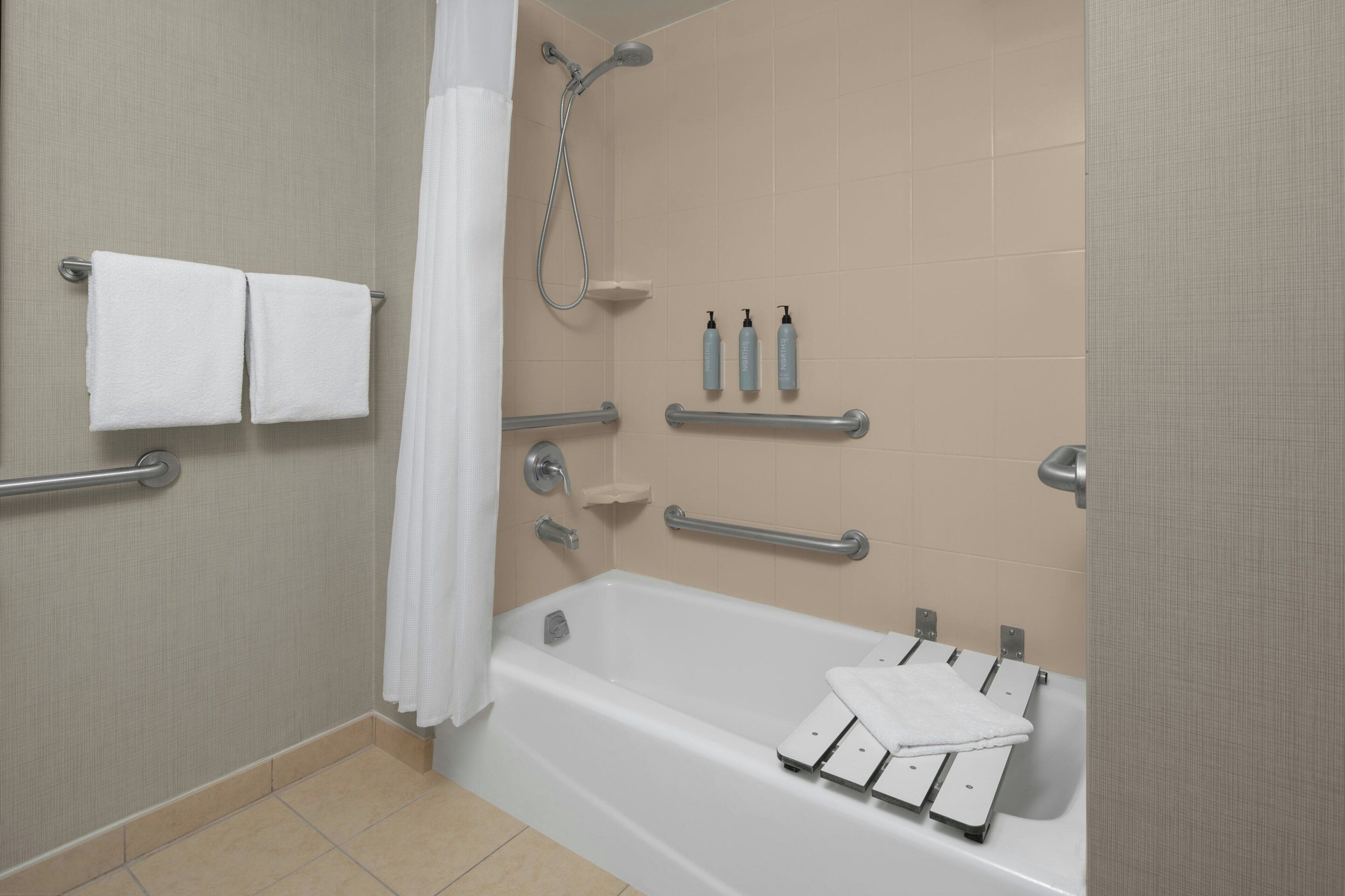 Combined shower/tub, free toiletries, hair dryer, towels