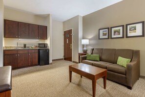 Premium bedding, in-room safe, individually decorated