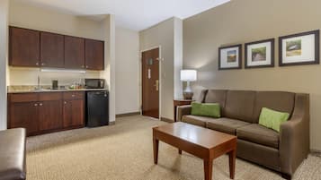 Premium bedding, in-room safe, individually decorated