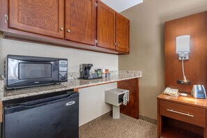Suite, 1 très grand lit, accessible aux personnes à mobilité réduite, non-fumeur | Literie de qualité, coffre-fort, décor unique, ameublement unique