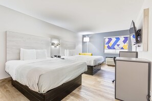 Habitación doble estándar, 2 camas matrimoniales, para no fumadores | Tabla de planchar con plancha, wifi gratis, ropa de cama y despertador 