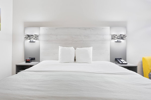 Habitación estándar doble, 2 camas dobles, no fumadores | Tabla de planchar con plancha, wifi gratis, ropa de cama y despertador