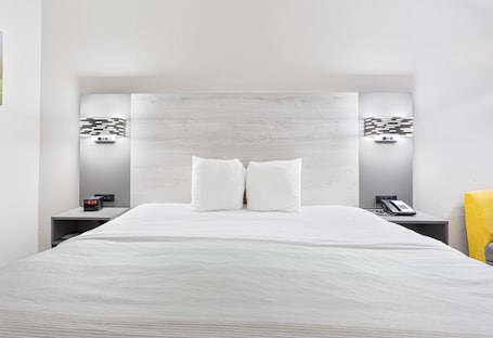 Tabla de planchar con plancha, wifi gratis, ropa de cama y despertador